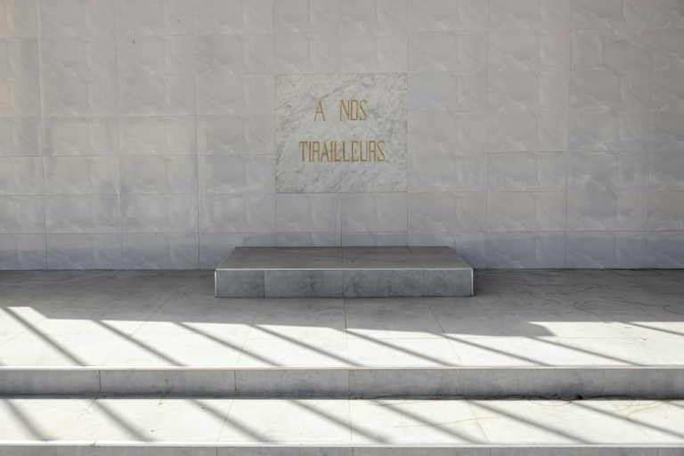 Une plaque commémorative au cimetière militaire de Thiaroye, près de Dakar, au Sénégal, le 23 octobre 2025