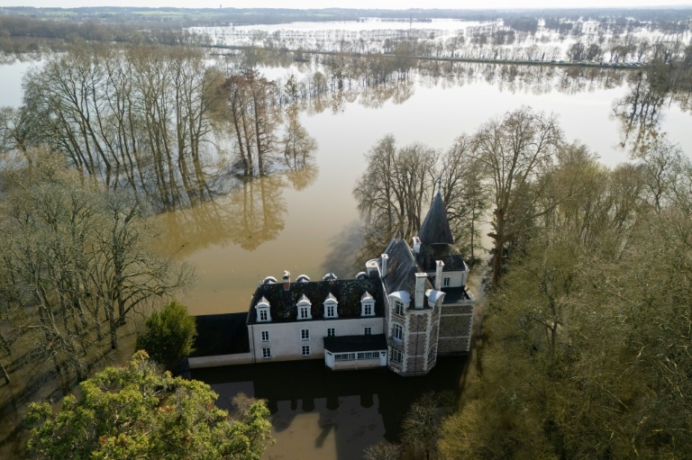Une demeure au milieu des inondations à Cheffes dans le Maine-et-Loire le 25 février 2026