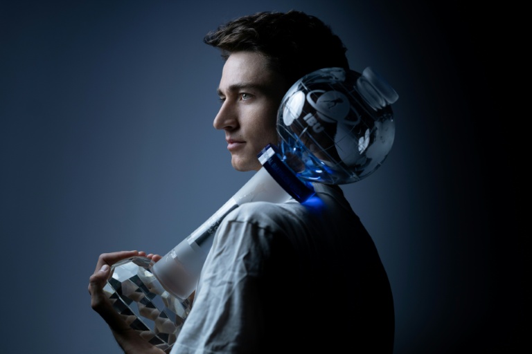 Eric Perrot tient son gros globe de cristal de vainqueur de la Coupe du monde de biathlon, le 25 mars 2026 a Paris