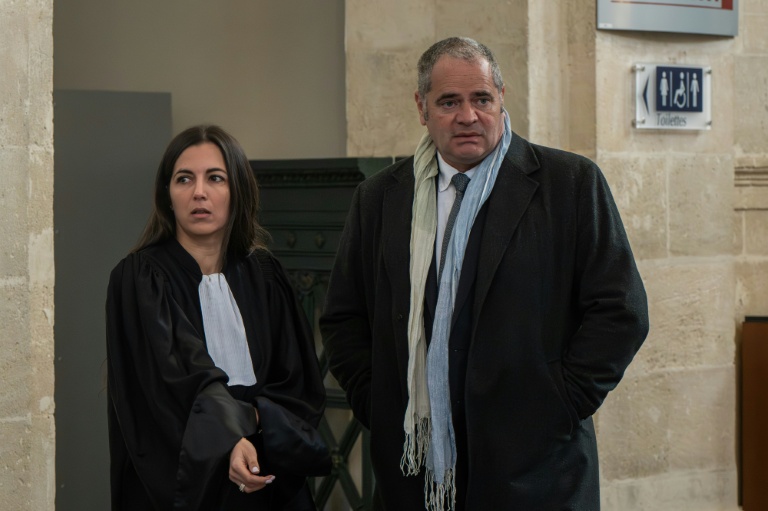 François Thierry, l'ancien chef de l'Office central pour la répression du trafic de stupéfiants (Ocrtis), et son avocate Angélique Peretti au palais de justice de Bordeaux le 2 mars 2026