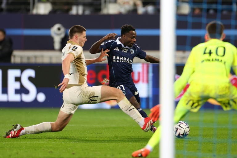 Le défenseur du RC Lens Nidal Celik (à gauche) tente de stopper Moses Simon du Paris FC au stade Jean-Bouin, le 14 février 2026