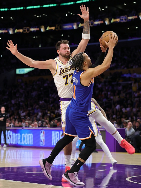 Luka Doncic (g) défend face à Jalen Brunson lors du match NBA des Los Angeles Lakers contre les New York Knicks, le 8 mars 2026 à Los Angeles