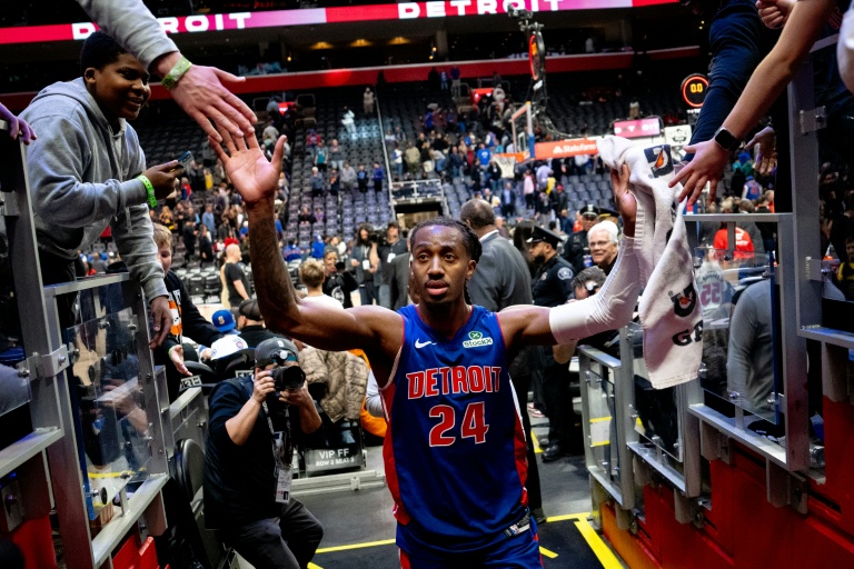 Daniss Jenkins, le meneur des Detroit Pistons, salue ses supporteurs après une victoire contre les Los Angeles Lakers en NBA, à Détroit, le 23 mars 2026
