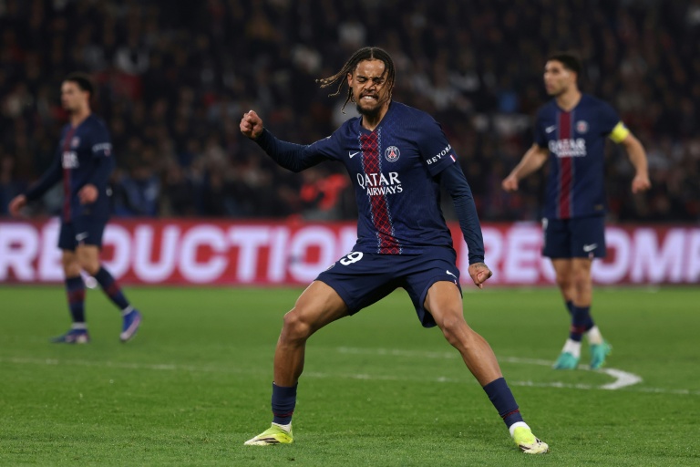 L'attaquant du PSG Bradley Barcola après son but contre Monaco en Ligue 1 le 6 mars 2026 au Parc des Princes