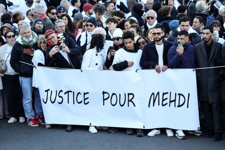 Une marche en mémoire de Mehdi Kessaci à Marseille, le 22 novembre 2025, pour protester contre le narcotrafic