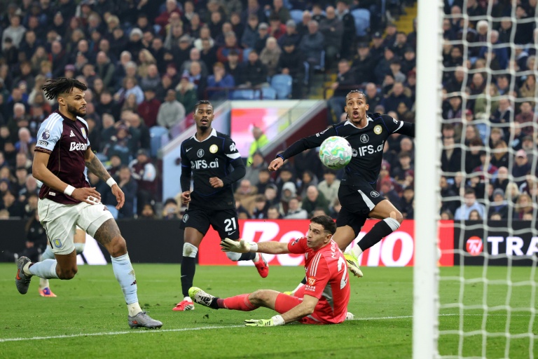 L'attaquant brésilien de Chelsea Joao Pedro a réalisé un triplé qui a assuré la victoire de son équipe -prochain adversaire du Paris SG en Ligue des champions- face à Aston Villa (4-1) mercredi à Birmingham