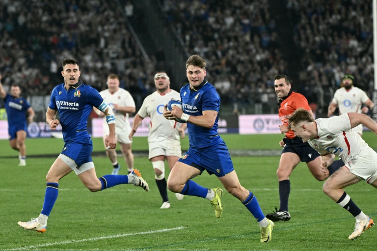 A la 71e minute, Leonardo Marin, ballon en main, file à l'essai pour offrir à l'Italie sa première victoire face à l'Angleterre (23-18) le 7 mars 2026 au Stade olympique de Rome