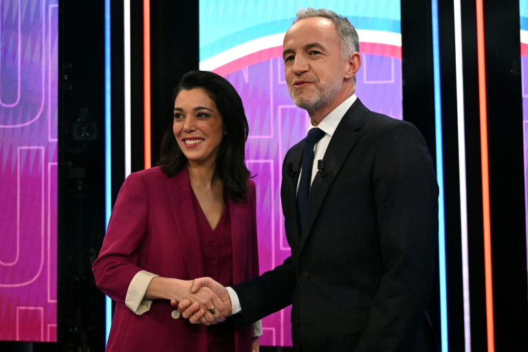 Les candidats à la mairie de Paris Sophia Chikirou (LFI) et Emmanuel Grégoire, candidat de la gauche hors LFI, lors d'un débat organisé par la chaîne BFMTV à Paris, le 18 mars 2026
