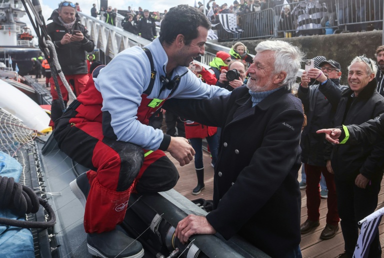 L'aventurier breton Guirec Soudée (G) a été accueilli samedi à Brest par l'ancien détenteur du record du tour du monde à l'envers, Jean-Luc Van Den Heede (D), qui le détenait depuis 2004