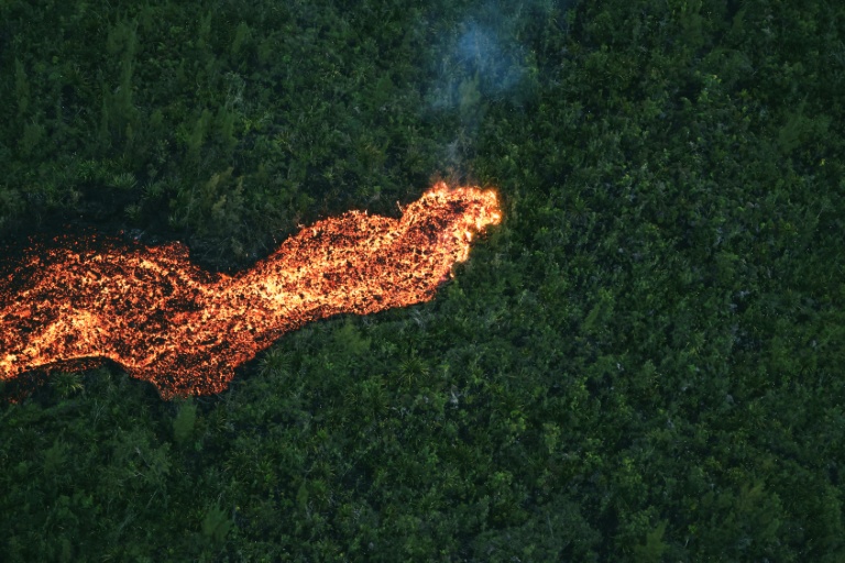 Vue aérienne d'une coulée de lave du Piton de la Fournaise, sur une zone boisée de l'île de La Réunion, le 12 mars 2026