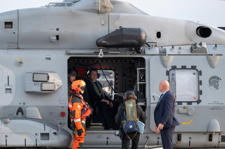 Le président Emmanuel Macron à bord d'un hélicoptère de la Marine nationale, à l'aéroport de La Canée, en Crète, le 9 mars 2026, alors qu'il se rend sur le porte-avions Charles-de-Gaulle, déployé en mer Méditerranée