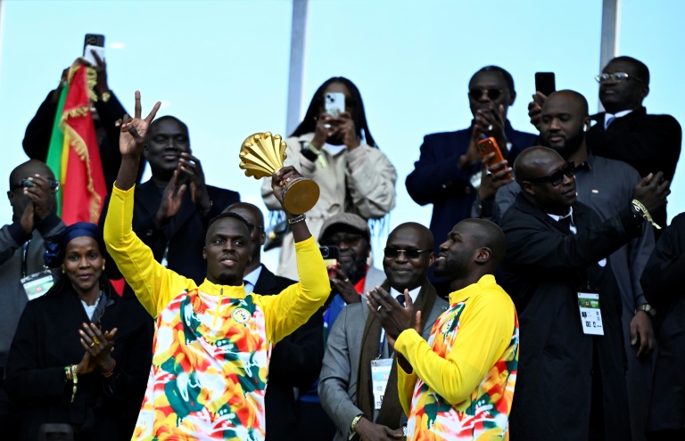 Edouard Mendy et Kalidou Koulibaly avec le trophée de la Coupe d'Afrique des nations en marge du match amical du Sénégal contre le Pérou au Stade de France (Saint-Denis) le 28 mars 2026