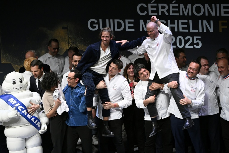 Les chefs français Hugo Roellinger (centre gauche) et Christopher Coutanceau (centre droit) lors des récompenses du guide Michelin 2025 à Metz le 31 mars 2025