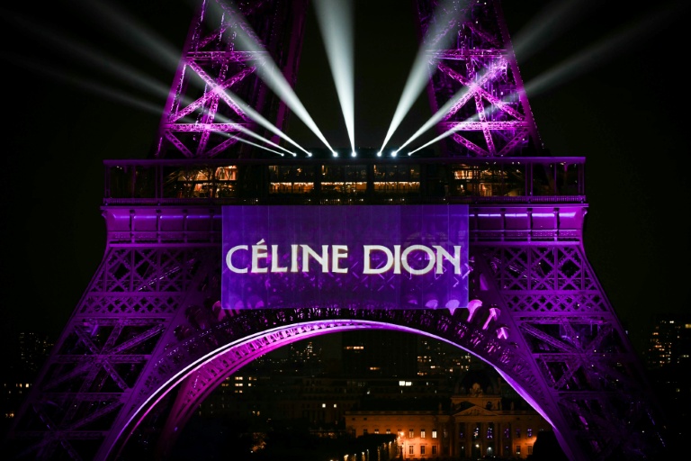 La tour Eiffel illuminée à Paris pour le 58e anniversaire de la chanteuse Céline Dion, le 30 mars 2026 à Paris