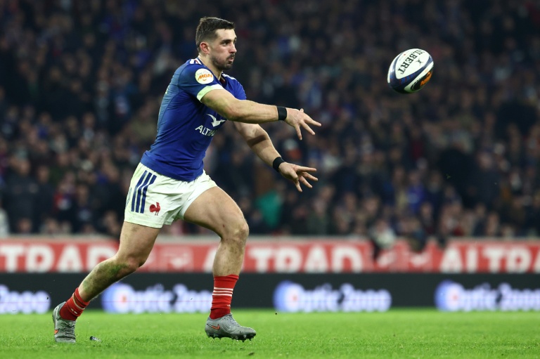 L'arrière français Thomas Ramos passe le ballon lors du match du Tournoi des six nations entre la France et l'Italie, à Villeneuve-d'Ascq, le 22 février 2026