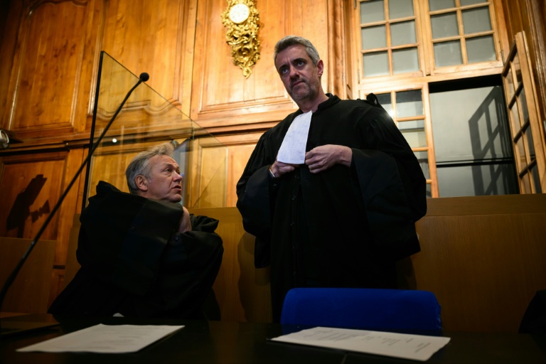 Renaud Portejoie, à droite, et Sylvain Cormier, à gauche, les avocats de Nicolas Zepeda, lors du premier jour du procès en appel à Vesoul, en Haute-Saône, le 4 décembre 2023