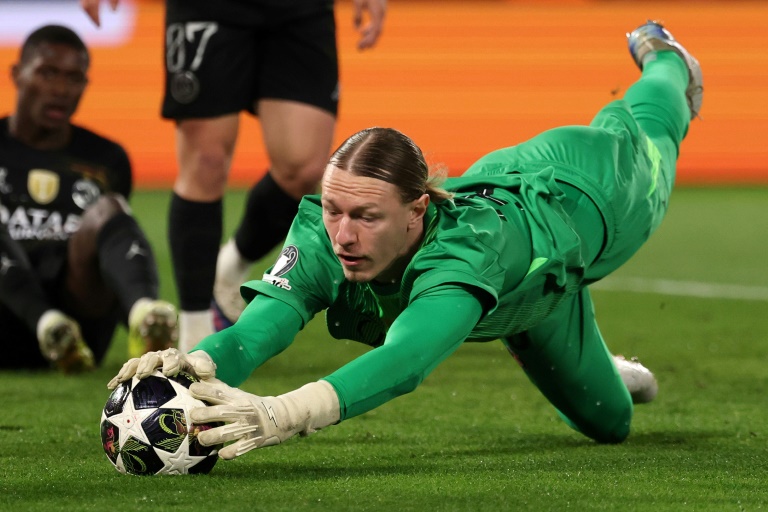 Le gardien du Paris Saint-Germain Matvey Safonov en action au Parc des Princes à Paris le 11 mars 2026