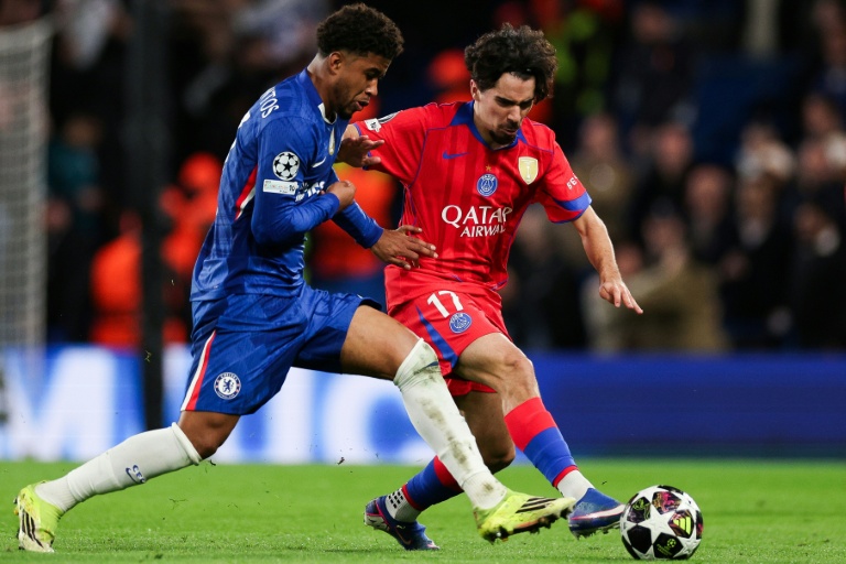 Le milieu de Chelsea Andrey Santos (G) et celui du Paris SG Vitinha lors du huitième de finale retour de la Ligue des champions remporté par les Parisiens 3-0, le 17 mars 2026 à Londres