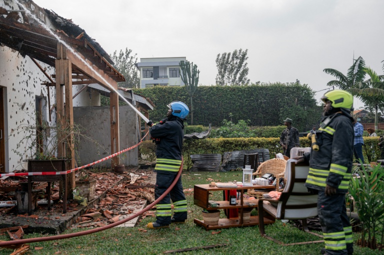 Des pompiers éteignent, 11 mars 2026, le feu d'une maison frappée dans la nuit par un drone, tuant une employée de l'ONU qui l'occupait à Goma, dans l'est de la République démocratique du Congo (RDC)