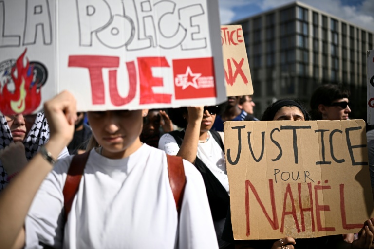 Des manifestants lors d'un rassemblement marquant les deux ans de la mort de Nahel Merzouk, à Nanterre, dans les Hauts-de-Seine, le 27 juin 2025