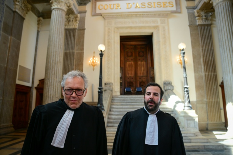 Sylvain Cormier, à gauche, avec à sa droite Robin Binsard, les avocats de Nicolas Zepeda, le 17 mars 2026, à Lyon