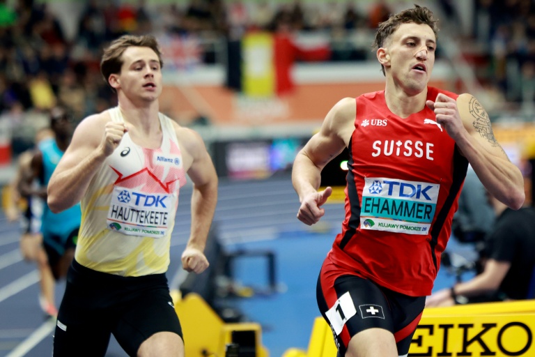 Le Belge Jente Hauttekeete (G) et le Suisse Simon Ehammer, nouveau recordman du monde de l'heptathlon lors des Mondiaux en salle de Torun (Pologne), le 21 mpars 2026