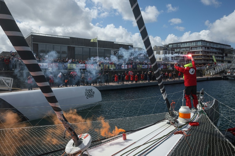 Le skipper breton Guirec Soudée a été accueilli en héros samedi à Brest après avoir pulvérisé le record du tour du monde à l'envers, contre vents et courants dominants, en 94 jours, 21 heures et 58 minutes