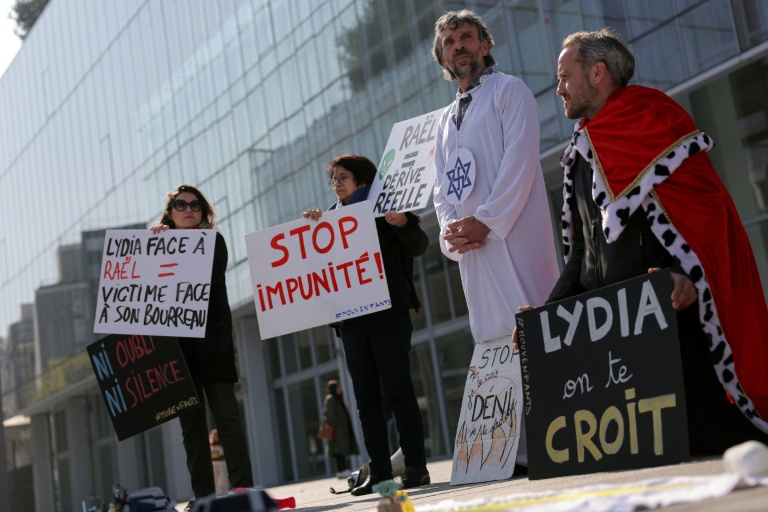 Le collectif de lutte contre la pédocriminalité Mouv'Enfants manifeste devant le tribunal judiciaire de Paris le 23 mars 2026, en soutien à Lydia Hadjara, poursuivie en diffamation après avoir dénoncé des violences sexuelles dans le mouvement raëlien