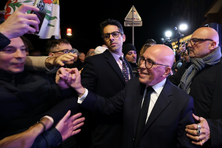 Éric Ciotti, président du groupe parlementaire UDR et candidat à la mairie de Nice pour l'Union de la droite et le Rassemblement national (RN), salue des partisans à son arrivée au QG de campagne à l'issue du 2e tour des municipales à Nice, le 22 mars 2026 dans les Alpes-Maritimes