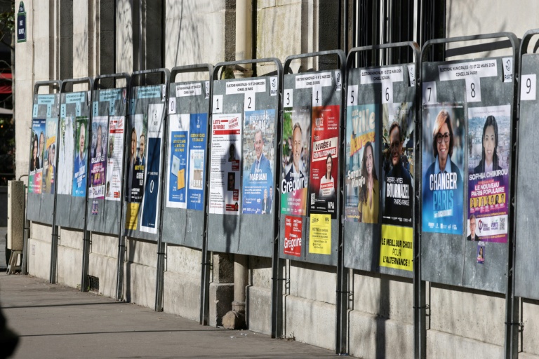 Des panneaux électoraux à Paris, le 9 mars 2026