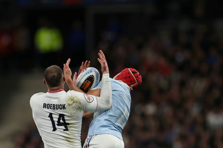 L'ailier anglais Tom Roebuck (à gauche) et l'ailier français Louis Bielle-Biarrey (à droite) se disputent un ballon aérien lors du match du Tournoi des six nations opposant la France à l'Angleterre, à Saint-Denis, le 14 mars 2026
