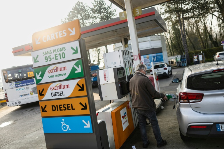 Un automobiliste prend du carburant une station-service Total Energy à Saint-Léonard, le 9 mars 2026 dans le Pas-de-Calais