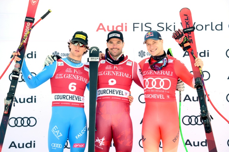 Le podium de la descente de Courchevel, avec de gauche à droite, l'Italien Giovanni Franzoni (2e), l'Autrchien Vincent Kriechmayr (1er) et le Suisse Marco Odermatt (3e), le 13 mars 2026