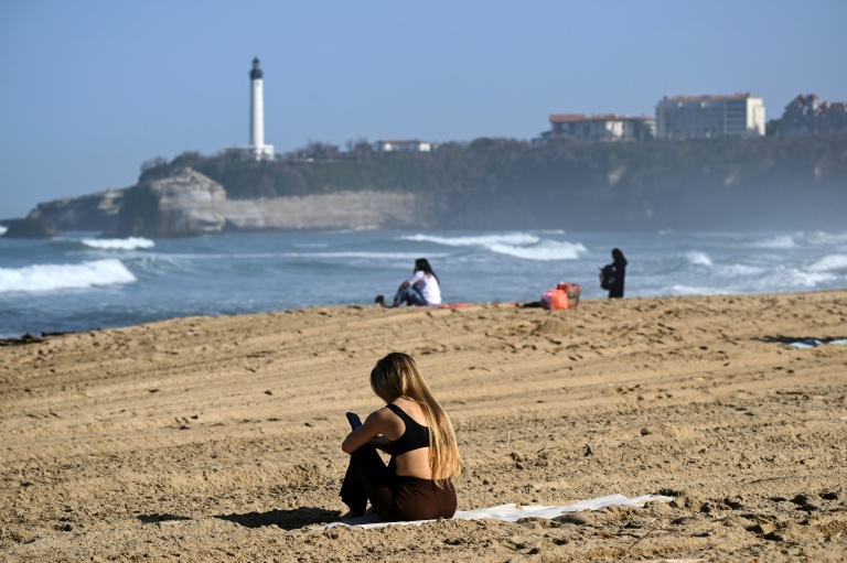 Des habitants sur une plage de Biarritz dans les Pyrénées-Atlantiques le 25 février 2026