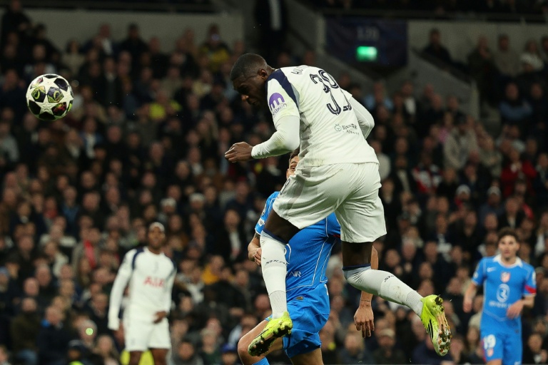 L'attaquant français de Tottenham Randal Kolo Muani a marqué le premier but de son équipe face à l'Atlético Madrid, battue 3-2 mercredi à Londres mais qualifiée pour les quarts de finale de la Ligue des champions grâce à sa large victoire au match aller (5-2)