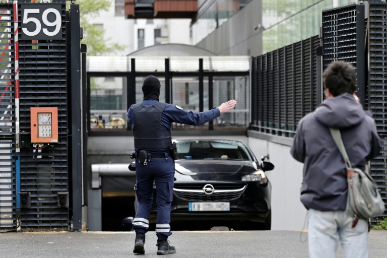 Gims sortant de l'Office national anti-fraude (ONAF) après avoir été interrogé à Ivry-sur-Seine le 27 mars 2026