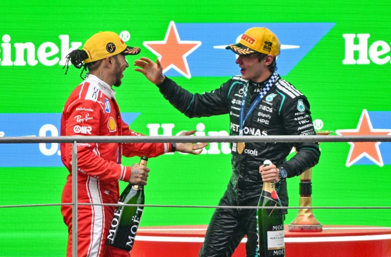 Le pilote Mercedes Kimi Antonelli 1er et le pilote Ferrari Lewis Hamilton 3e sur le podium du GP de F1 de Chine le 15 mars 2026 à Shanghai