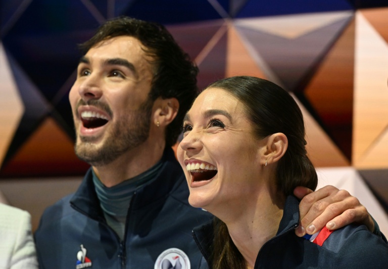 Les Français Laurence Fournier Beaudry (à droite) et Guillaume Cizeron (à gauche) après leur passage aux Championnats du monde de patinage artistique à Prague, le 28 mars 2026
