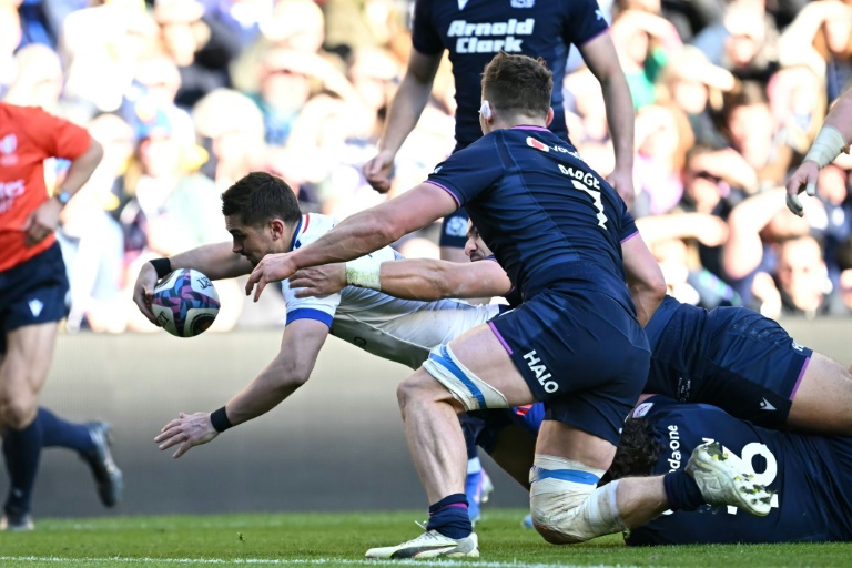 Thomas Ramos inscrit un essai pour les Bleus lors de la défaite du XV de France face à l'Ecosse, à Murrayfield, le 7 mars 2026