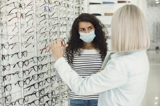 Opticiens : derrière certaines vitrines, des pratiques frauduleuses