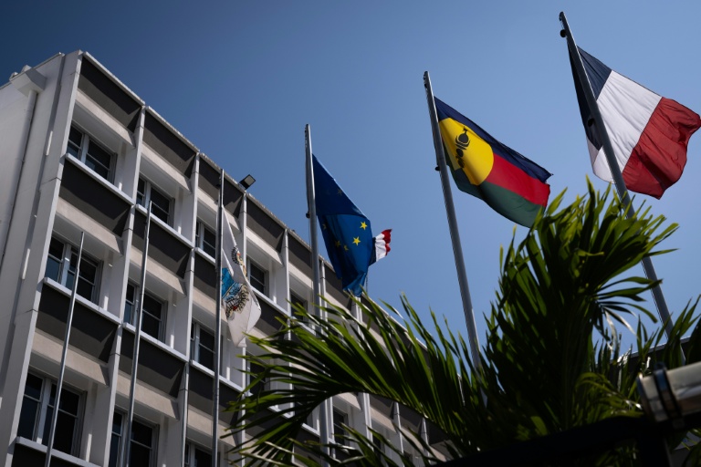 De droite à gauche, les drapeaux français, kanak et européen, devant la mairie de Nouméa, en Nouvelle-Calédonie