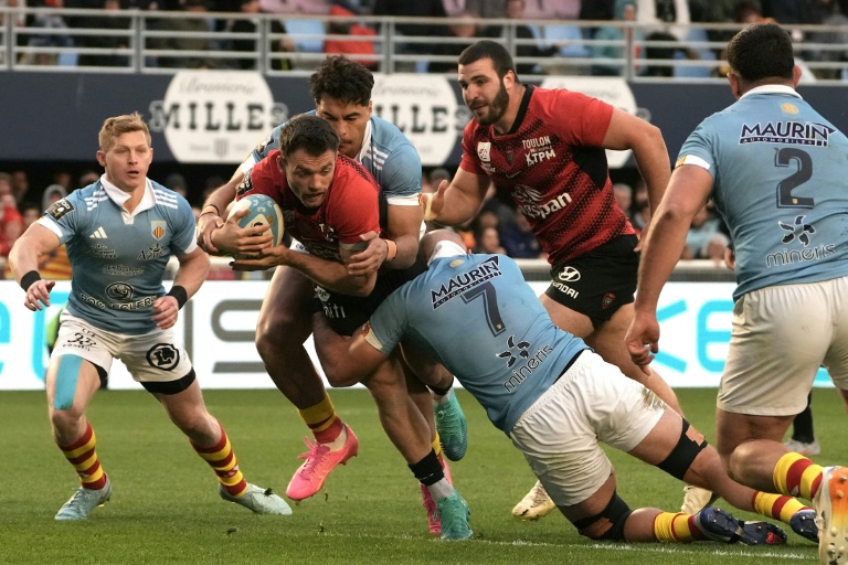 Le demi de mélée de Toulon Ben White, ballon en main lors du match de Top 14 contre Perpignan le 28 mars.