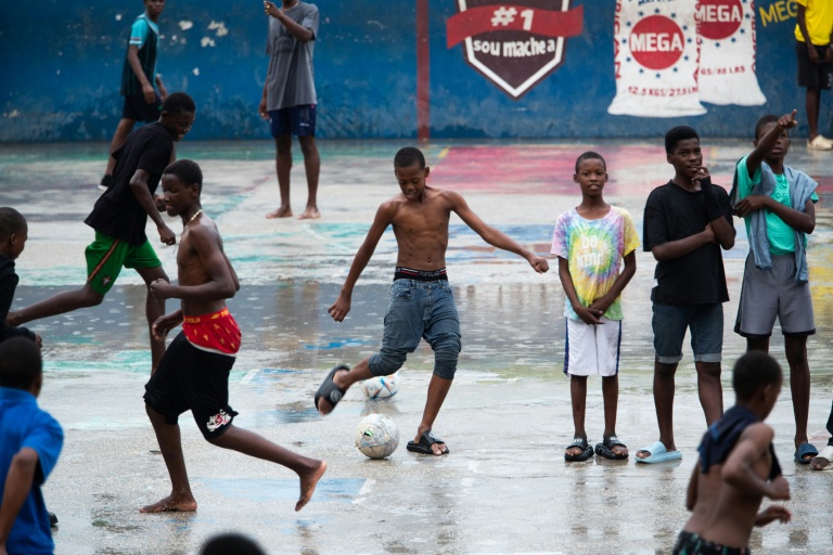 Des enfants jouent au football dans le quartier de Pétion-ville, une banlieue de Port-au-Prince (Haïti) le 20 mars 2026