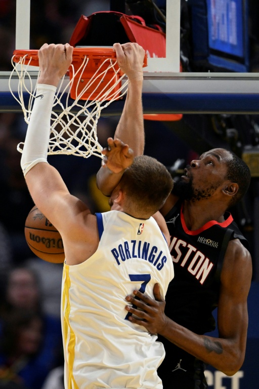 Kevin Durant (d) commet une faute sur Kristaps Porzingis lors du match NBA des Houston Rockets contre les Golden State Warriors, le 5 avril 2026 à San Francisco