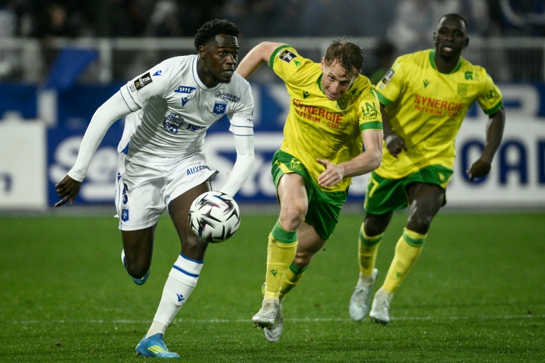 Le joueur d'Auxerre Naouirou Ahamada (à gauche) au duel avec celui de Nantes Nicolas Cozza (à droite) durant un match de Ligue 1, le 11 avril 2026 à Auxerre