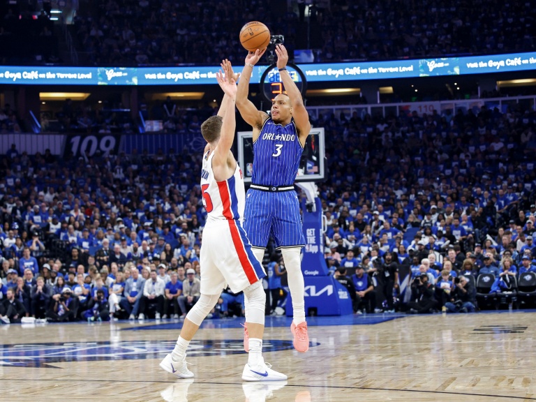Desmond Bane (d) tente un panier malgré la défense de Duncan Robinson lors du match 4 du premier tour des play-offs de NBA entre l'Orlando Magic et les Detroit Pistons, le 27 avril 2026 à Orlando