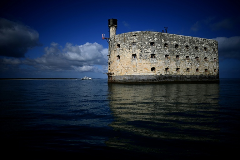 Un bateau passe devant Fort Boyard, une forteresse napoléonienne située à quelques kilomètres au large de l'île d'Aix, en Charente-Maritime, le 16 juillet 2025
