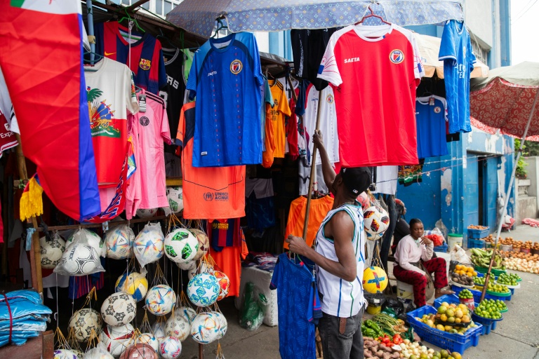 Un vendeur de maillots de footabbl et de ballons dans une rue de Pétion-Ville, une banlieue de Port-au-Prince (Haiti) le 22 mars 2026