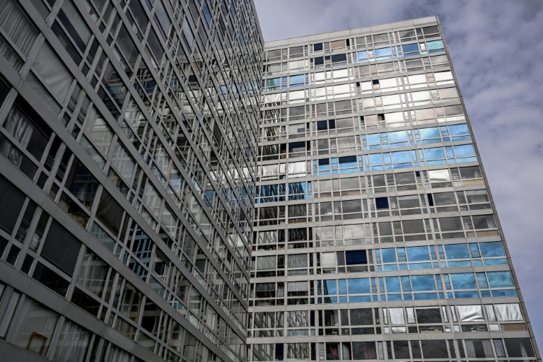 L'immeuble Mouchotte, conçu par l'architecte français Jean Dubuisson et inauguré en 1966 dans le cadre du projet de rénovation urbaine Maine-Montparnasse, le 5 avril 2026 à Paris