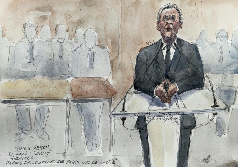 Croquis d'audience du 7 avril 2026 montrant l'ancien président Nicolas Sarkozy lors de son procès en appel dans l'affaire du financement libyen, au palais de justice de Paris, le 8 avril 2026